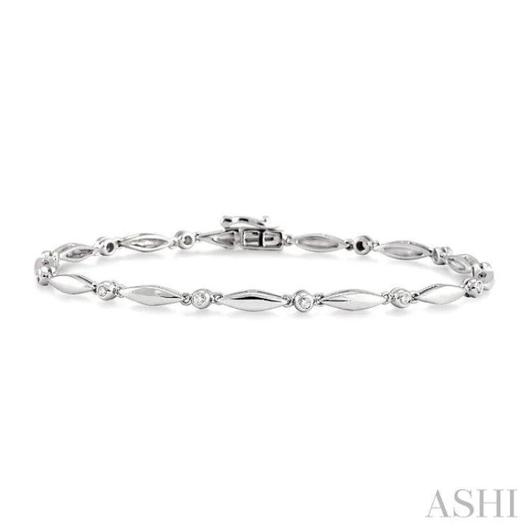 1/4 Ctw Boat Shape Round Cut Diamond Bracelet in 10K White Gold